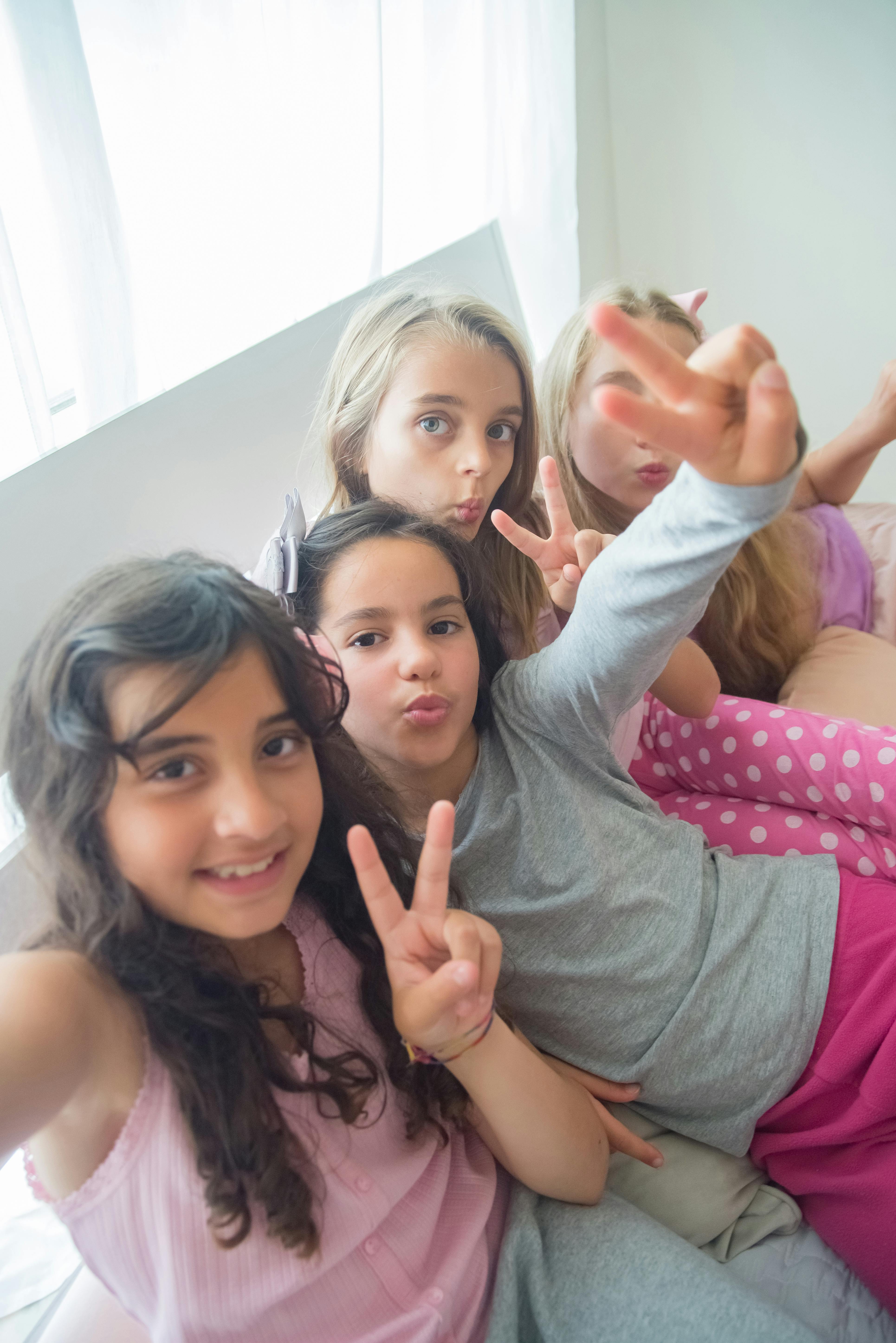 电影海报风格校园街景：Kampus Production